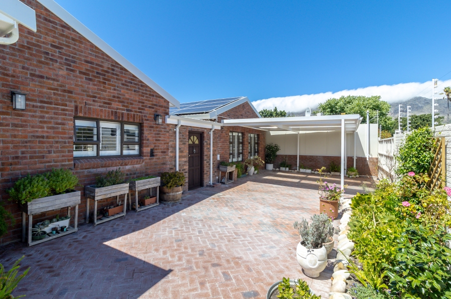 4 Bedroom Property for Sale in Kirstenhof Western Cape